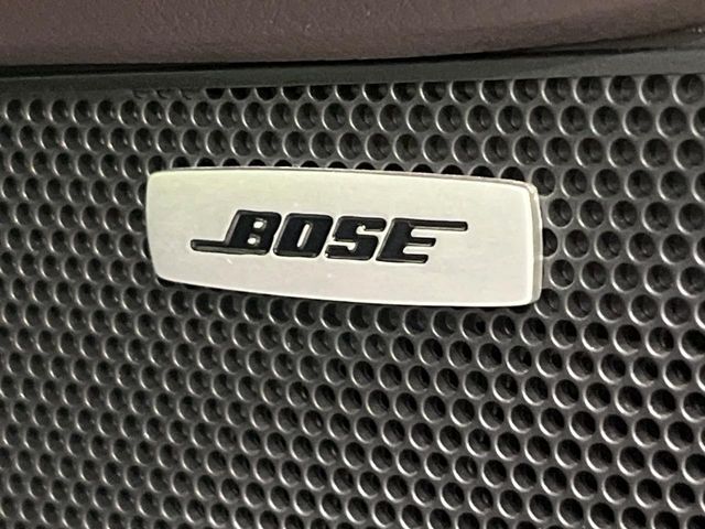 【BOSEサウンドシステム】メーカーオプションの高品位サウンドシステムを搭載。専用のチューニングが施された大小様々なスピーカーから良質なサウンドが奏でられ、臨場感あふれる音響空間を演出します。