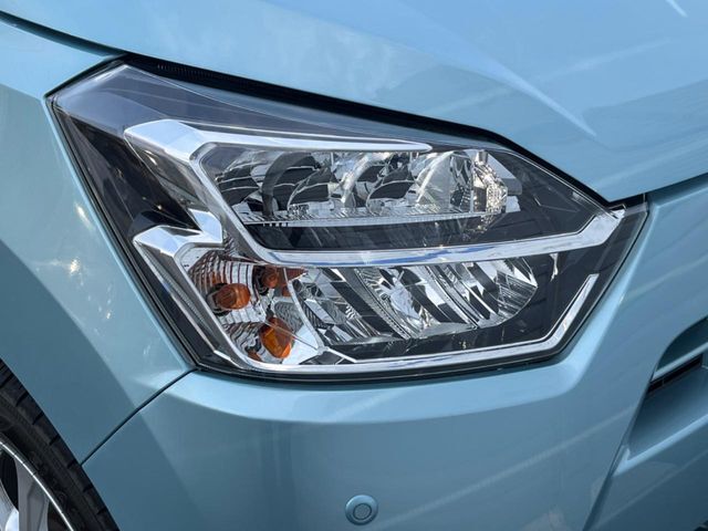 【LEDヘッドライト】悪天候や夜間走行時も良好な視界を確保し安心して運転できる高輝度LEDヘッドライトを装備！点灯速度が早く、消費電力も抑えられています。