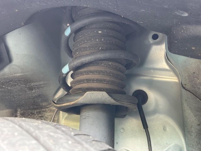 お車を安心してお乗りいただく為には、足回りの定期点検が欠かせません。サービスサポート（有償保証）では無料点検もご提供しており、安心のカーライフをお過ごしいただけるサポート体制が整っています。