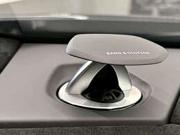 Highway Assistant Night Vision Urban Road Assistant Advanced 3D Bang＆Olufsen Soud SystemTV tuner/Head-Up Display (HUD)/Ambient Light Package