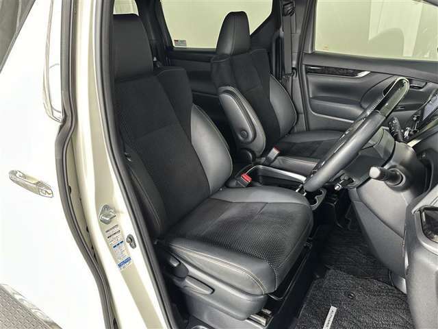 運転席/助手席です。姿勢が崩れず正確なステアリング操作で安心です
