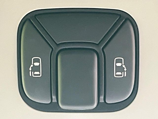 【両側スライドドア】駐車場で隣の車との間隔が狭く乗りにくい時、スライドドアなら安心！ドアオープン時も幅を取らず、開口部が広いので乗り降りがとっても簡単です。大きな荷物の出し入れも後席から可能♪