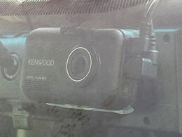 【ドライブレコーダー】安心・安全なカーライフに必須のドライブレコーダーを装備！走行中はもちろん、あおり運転や事故に遭遇した際の状況も映像で記録し、万一のリスクに備えます。