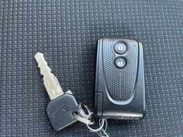 スマートキーなので、キーはポケットやカバンの中でも、ドアロックの開閉やエンジンの始動ができます！