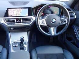 ◆インスツルメントパネルやインテリアトリムなどは、調和しなが洗練された室内を作り上げ、スイッチ類によって、優れた操作性をも実現。ドライバーの視線や動線を考え、人間工学に基づきデザインされています◆