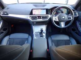 ◆インスツルメントパネルやインテリアトリムなどは、調和しなが洗練された室内を作り上げ、スイッチ類によって、優れた操作性をも実現。ドライバーの視線や動線を考え、人間工学に基づきデザインされています◆