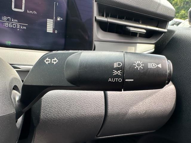 【オートマチックハイビーム】先行車や対向車のライトを認識し、ハイビームとロービームを自動で切り替える機能です♪