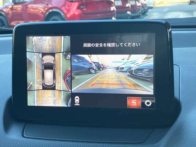 360°ビューモニターでは、両サイドとフロント、バックカメラの合成で、あたかも上空から見下ろした様に周囲を確認して頂けます。駐車場だけでなく、T字路等でも活躍のアイテムです！