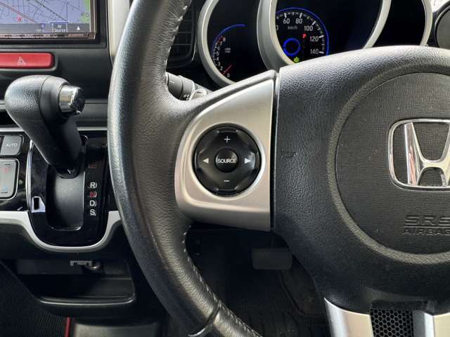 【ステアリングリモコン】ステアリングスイッチを使うことで「運転中電話に触れずに電話に出る」「カーオーディオを切り替える」「音量調節をする」といったハンズフリー操作を行うことができます！