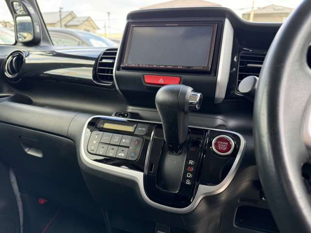 視界がよく運転しやすい設計となっております。インパネ周りもすっきりと洗練されたデザインで高級感が溢れています。日々のドライブを飽きさせません。