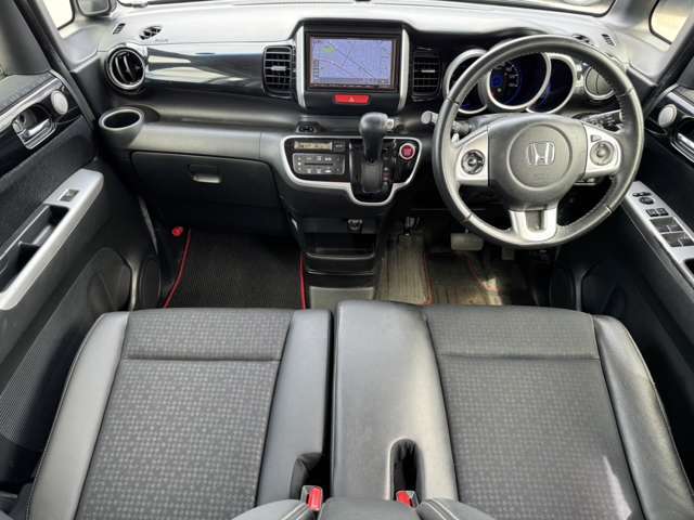 視界がよく運転しやすい設計となっております。インパネ周りもすっきりと洗練されたデザインで高級感が溢れています。日々のドライブを飽きさせません。