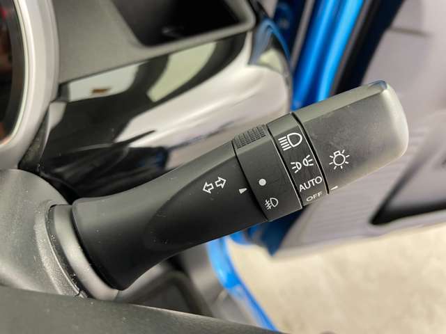 【ステアリング】軽い力で扱いやすいハンドルです。目立つ傷やスレなどなく綺麗な状態です！除菌プランいれていただくとさらに快適に！清潔なお車はお子様にも安心ですね！