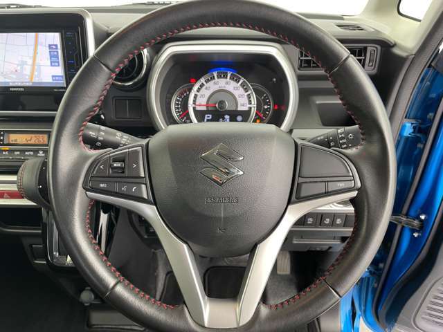 【ステアリング】軽い力で扱いやすいハンドルです。目立つ傷やスレなどなく綺麗な状態です！除菌プランいれていただくとさらに快適に！清潔なお車はお子様にも安心ですね！