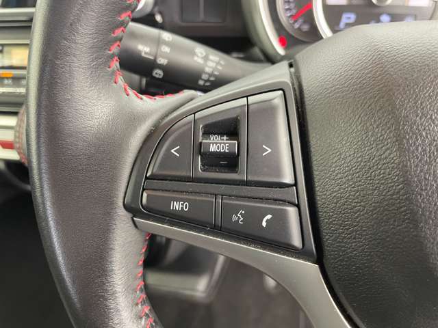 【ステアリング】軽い力で扱いやすいハンドルです。目立つ傷やスレなどなく綺麗な状態です！除菌プランいれていただくとさらに快適に！清潔なお車はお子様にも安心ですね！