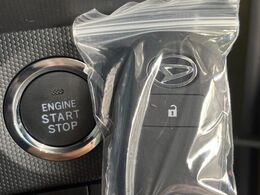 【キーフリーシステム】カバンやポケットに入れたままでもドアの施錠・解錠が可能なスマートキーを装備。エンジンのオン・オフ時もカギを取り出す必要が無いからとっても便利です♪