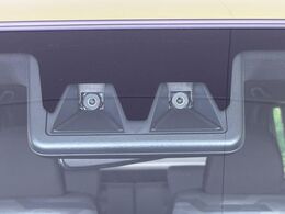 【スマートアシスト】走行中に前方の車両等を認識し、衝突しそうな時は警報とブレーキで衝突回避と被害軽減をアシスト。より安全にドライブをお楽しみいただけます。