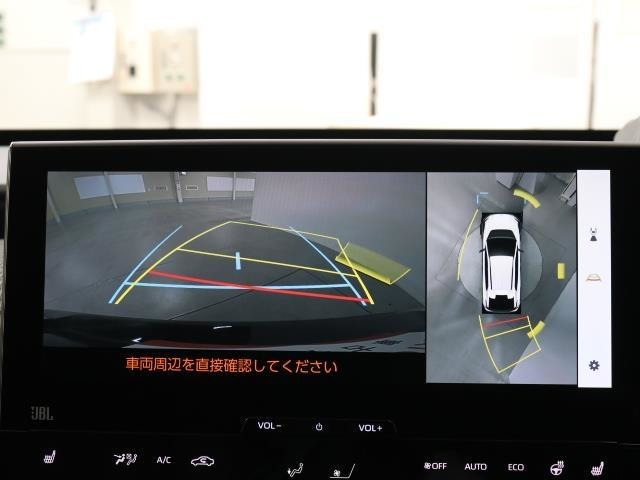 パノラミックビューモニターシステムが付いているので車の上から見た映像が確認できますよ。　一目で車両周辺の情報を確認できますが、直接安全をご確認下さい。