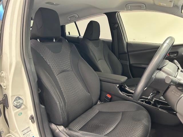 運転席のシートはきれいでゆったりしています。ゆったりとした空間で座り心地の良い椅子です。