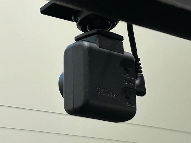 主に自動車事故発生時の映像など状況記録を目的に設置されます。安全指導に役立てる利用方法もあります。