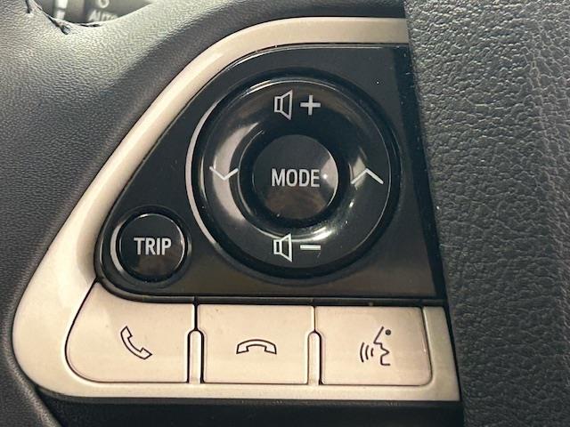ステアリングスイッチを使うことで、「運転中電話に触れずに電話に出る」「カーオーディオを切り替える」「音量調節をする」といったハンズフリー操作を行うことができる。