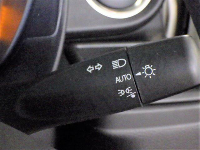走行中、周囲の明るさや暗さに応じて、ヘッドライプなどを自動で点灯/消灯する。エンジンを切って運転席のドアを開けると自動でヘッドランプなどを消灯します。
