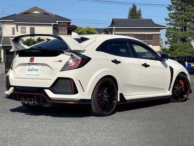 なかなか見ることのできないアンダーフロアですがスポーツカー選びの重要なチェックポイントです。当車両には、フロア・フレームに損傷、歪みなどもありません。