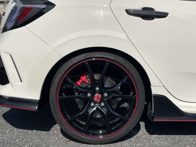 【納車整備メニュー】法定点検項目に追加し装備品等のクオリティチェックを実施。また、安心してお乗り頂くために社外品等各仕様の保安基準適合検査を行い必要な対策は実施してご納車しています。