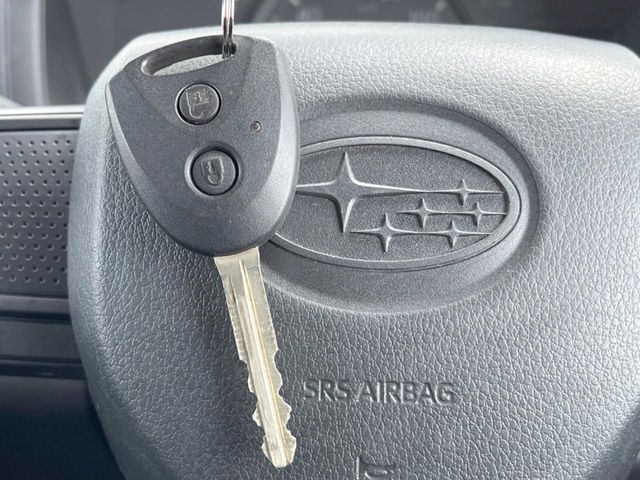 【キーレス】少し離れた場所からでもボタン一つでドアの開錠・施錠ができるのでとっても便利！ドアの鍵穴周りに傷をつけることもありません♪