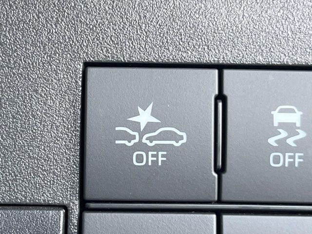 【スマートアシスト】走行中に前方の車両等を認識し、衝突しそうな時は警報とブレーキで衝突回避と被害軽減をアシスト。より安全にドライブをお楽しみいただけます。