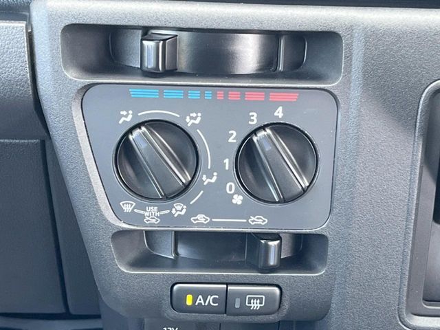 寒い冬も暑い夏も全席に快適な空調を届けてくれる、ダイヤル式エアコンを装備♪