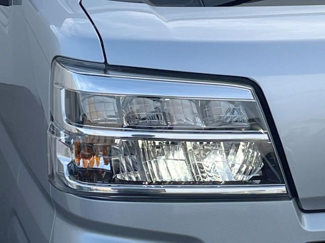 【LEDヘッドライト】悪天候や夜間走行時も良好な視界を確保し安心して運転できる高輝度LEDヘッドライトを装備！点灯速度が早く、消費電力も抑えられています。