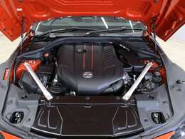 3.0L直列6気筒ターボエンジン搭載のRZ。最大トルク500Nmで街乗りから高速までスムーズかつ力強い加速を実現します。