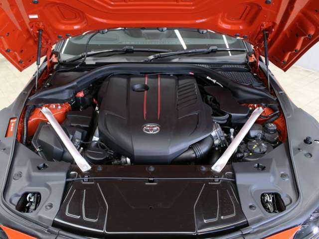 3.0L直列6気筒ターボエンジン搭載のRZ。最大トルク500Nmで街乗りから高速までスムーズかつ力強い加速を実現します。