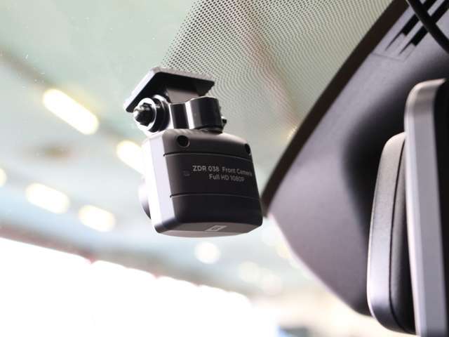 ★コムテック前後ドライブレコーダー★自分自身の安全運転向上にもなり、万が一の事故の際に確かな証拠能力を発揮してくれます。また、旅行先などの風景撮影など思い出の保存に利用できます。