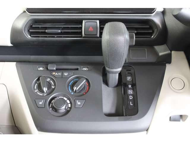 マニュアルエアコンを装備。簡単操作で調整ができます！【シートヒーター】シートをすばやく温めます。寒い日もおしりからぽかぽか、快適にドライブできます。