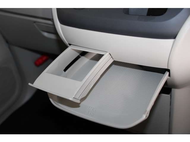 ドリンクホルダーは紙パックの四角い飲料にも対応してます。