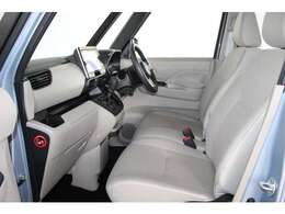 大きなベンチシートで足元もヒロビロ■大型シートで座り心地は快適♪中央には肘掛が付いてゆったりドライブ♪