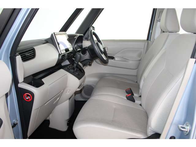 大きなベンチシートで足元もヒロビロ■大型シートで座り心地は快適♪中央には肘掛が付いてゆったりドライブ♪