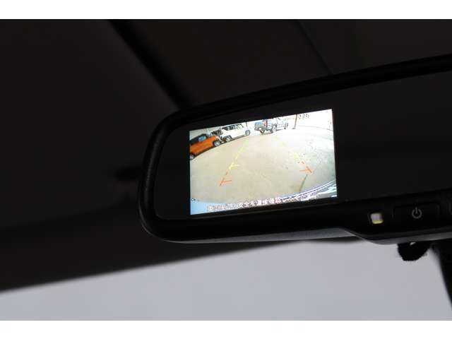 バック連動のモニターを装備☆シフトレバーをバックに入れるとルームミラーに表示■後方視界は良好で車庫入れをしっかりサポートします