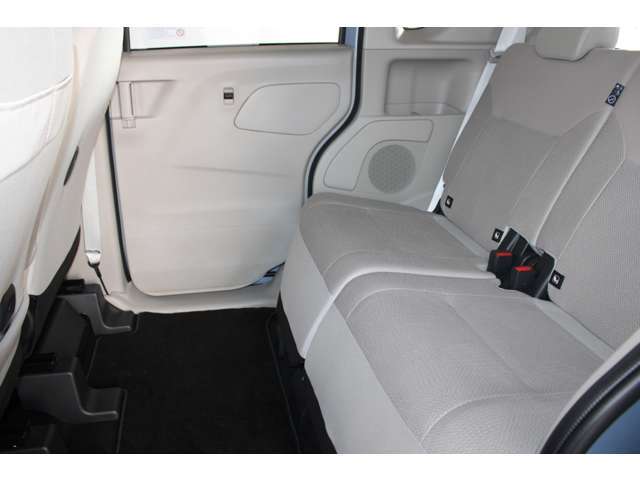 高いルーフで開放感タップリ！後席もスライド＆リクライニングできます！