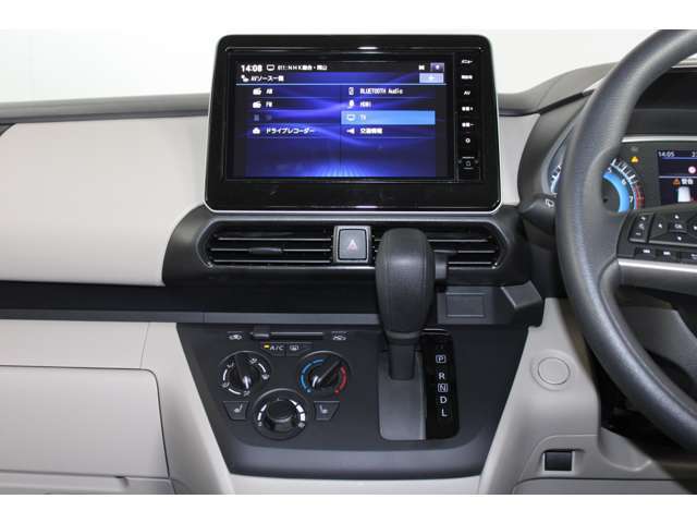 飽きのこないインテリアデザイン。小物入れなど嬉しい装備が満載です