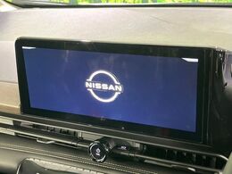 【メーカー純正ナビ】インテリアに溶け込むスタイリッシュな「専用設計」メーカーナビを装備♪視認性や操作性など基本性能にも優れ、より上質なカーライフをお楽しみいただけます。