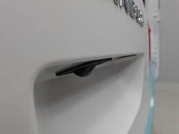 バックカメラ：運転席から見えにくい車の後方をカメラの映像を通して確認できます。駐車や切り返しが安心して行えます。（連動するナビ等の取り付けが必要になります）