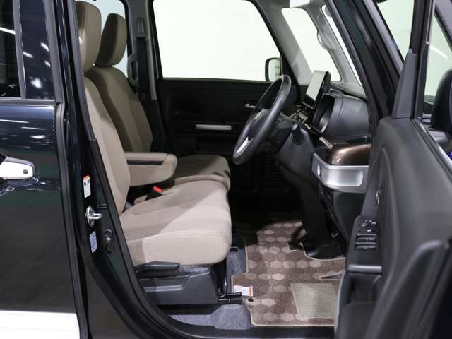 様々なシーンで体をやさしく支え運転に集中させてくれる低反発シートです。