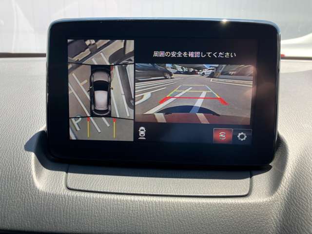 360度ビューカメラを搭載。4方の小型カメラの映像を処理し、車両真上からの映像に変換しています。