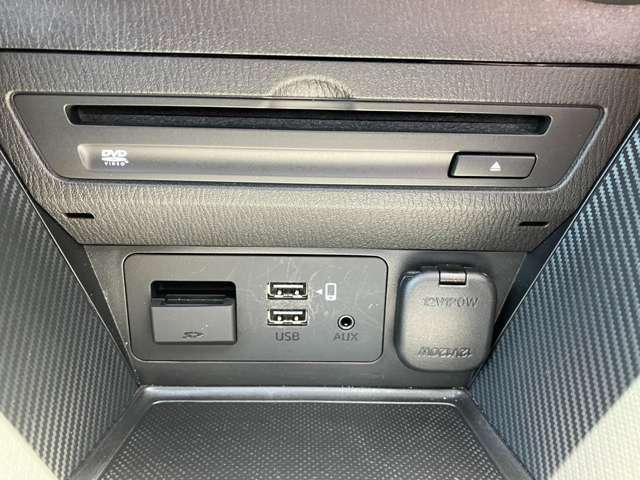お手元のスマートフォンと接続して頂く事で使用可能な「Apple CarPlay/Android Auto」電話の応答は勿論、メッセージの受信やLINE、音楽接続からナビアプリの使用まで幅広く活躍致します。
