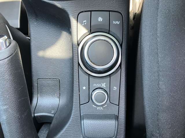 手元には運転姿勢を崩さずに操作していただける、ロータリーコマンダースイッチが装備されております。
