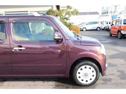 7インチナビ・CD/DVD再生・Bluetooth・ETC・アイドリングストップ・フォグランプ・ルーフレール・オートエアコン・シートヒーター