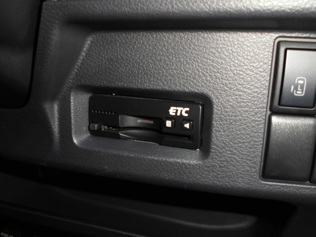 純正ビルトインETCも装着されています☆ETCをご利用の場合は再セットアップ費用3,300円が別途必要となります。車載器は運転席右下に設置なのでカードの出し入れも簡単です☆