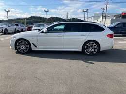 後部座席も使用感が少なく良好な状態です！！後席シートもしっかりと作りこまれているので長距離の移動でも疲労を感じにくいです！